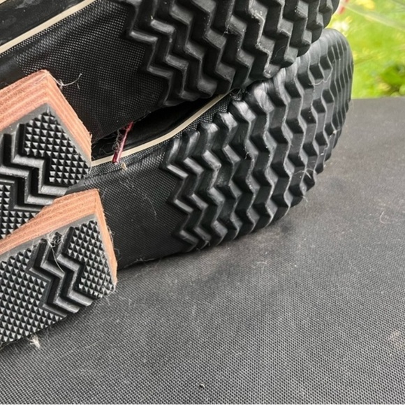 Sorel Charcoal Slimpack ll Lace Boots with Crimson Details NWOT.  Never Worn 8 - Picture 6 of 6